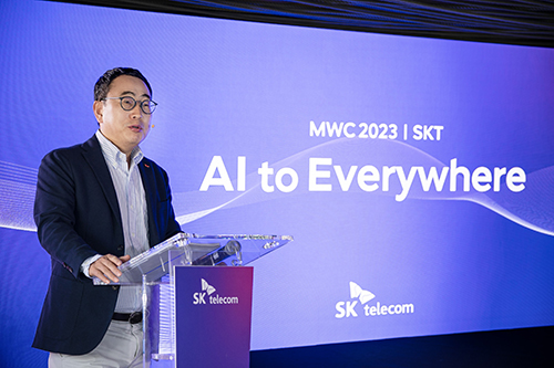 ▲SK텔레콤 유영상 사장이 기자간담회에서 ‘AI to Everywhere(AI를 모든 곳에)’를 공개했다(사진=SKT)