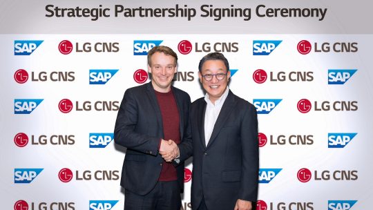 ▲LG CNS 현신균 대표(오른쪽)와 SAP 크리스찬 클라인(Christian Klein) CEO(왼쪽)가 전략적 파트너십 양해각서 체결 후 기념촬영하는 모습(사진=LG CNS)