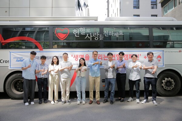 ▲현대오토에버 임직원들이 ‘생명을 살리는 현혈 캠페인’에 참여해 한국백혈병어린이재단에 헌혈증을 전달했다.(사진=현대오토에버)