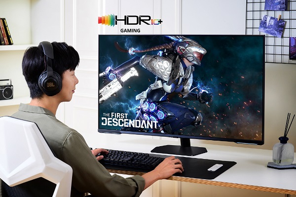 ▲삼성전자 모델이 'HDR10+ GAMING' 기술이 적용된 퍼스트 디센던트 게임 콘텐츠를 체험하고 있다.