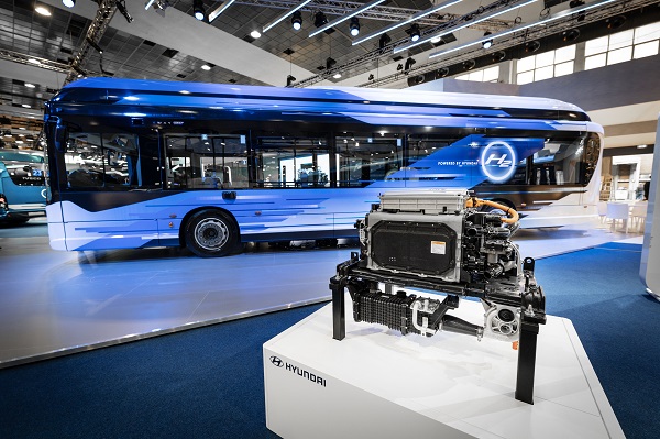 ▲버스월드 2023(Busworld 2023)‘ 이베코버스 부스에서 전시 중인 수소전기 시내버스 ’E-WAY H2'와 버스에 탑재된 현대자동차의 수소연료전지시스템(사진=현대자동차 제공)