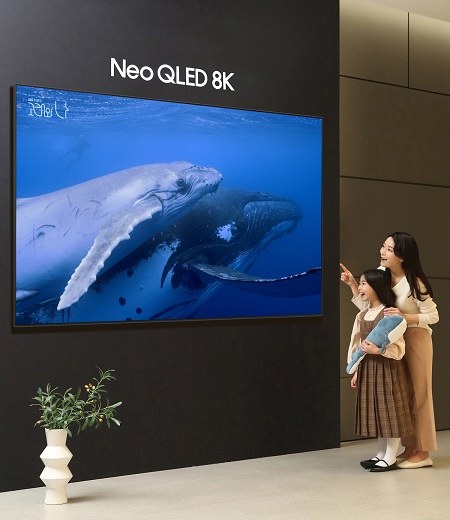 ▲삼성전자 모델이 삼성스토어 대치점에서 '8K 고래와 나' 이벤트를 소개하고 있다. '8K 고래와 나' 이벤트는 국내 최초 8K 수중 촬영으로 제작한 SBS 창사특집 다큐멘터리 '고래와 나'의 주요 장면을 Neo QLED 8K로 감상할 수 있는 체험형 프로그램이다.