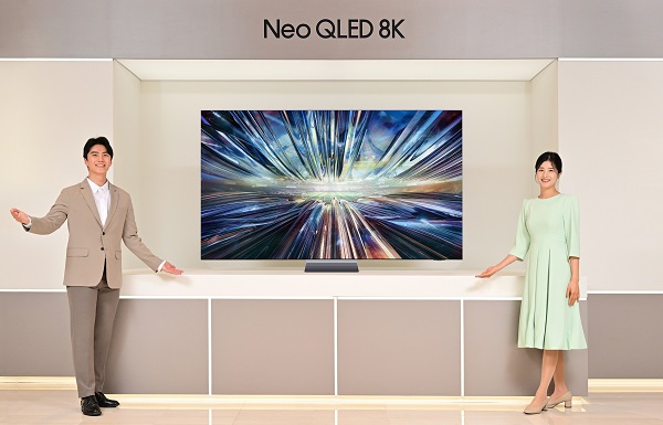 ▲삼성전자 모델이 역대급 성능의 '3세대 AI 8K 프로세서'를 탑재한 2024년형 Neo QLED 8K TV 신제품을 소개하고 있다.