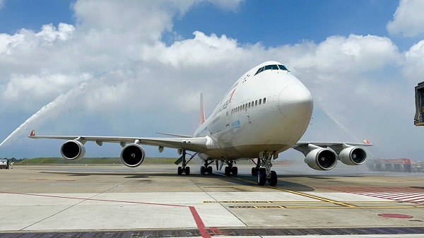 ▲아시아나항공 B747 여객기가 25일(현지시간) 타이베이 타오위안 국제공항에 도착해 마지막 운항 기념 물대포 환영(Water Salute)을 받고 있다. (아시아나항공 제공)